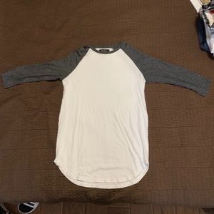 White mid sleeve shirt with navy sleeves